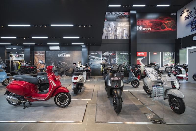 Tampilan Motoplex baru di Makassar dengan deretan motor keren Vespa