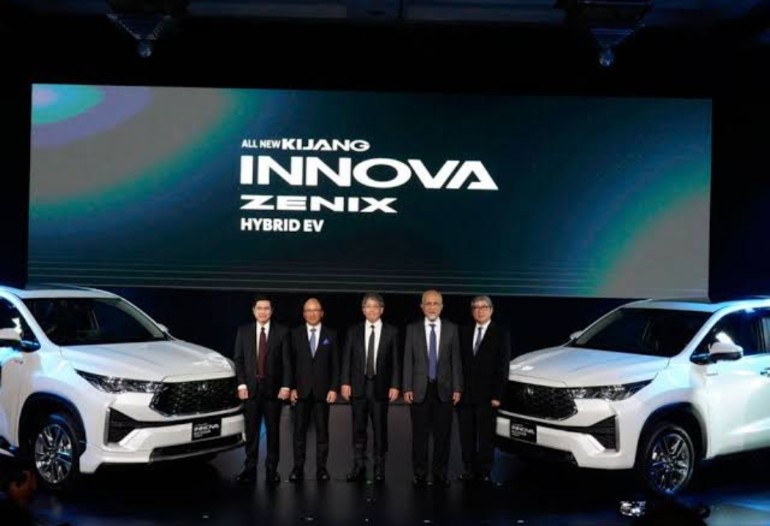 Para petinggi Toyota semringah hadirkan Innova Zenix Hybrid EV yang canggih