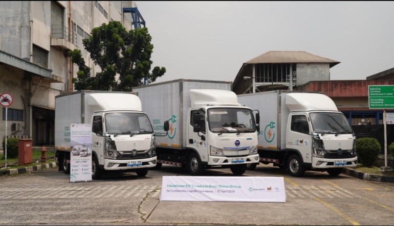 Deretan truk listrik Kalista yang mendukung operasional efisien dalam bisnis angkutan tekstil