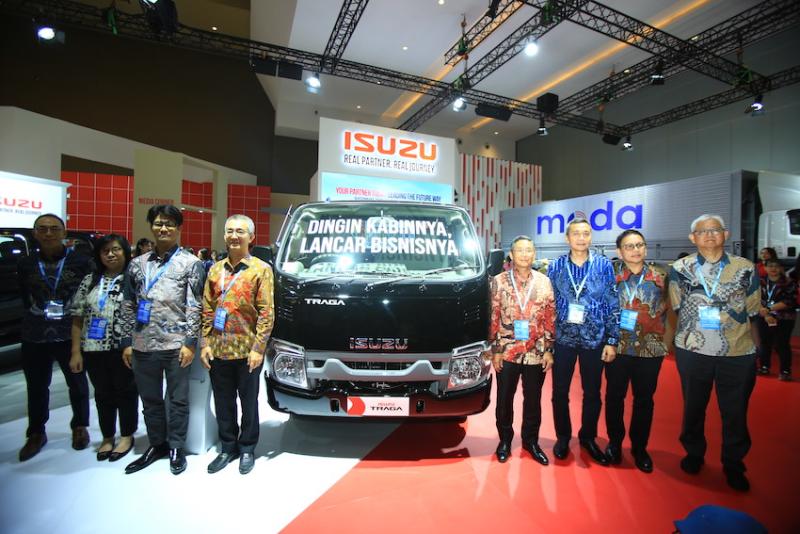 Petinggi PT Isuzu Astra Motor Indonesia berpose dengan model ternary Traga AC