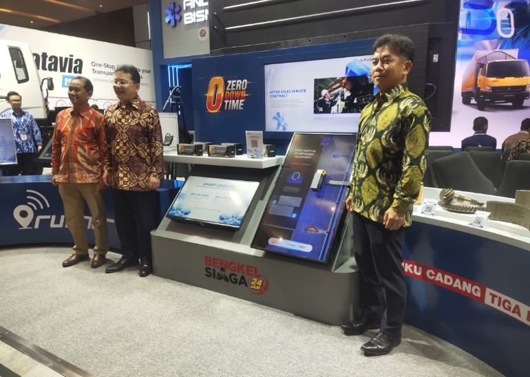 Petinggi Mitsubishi Fuso berpose di area Layanan Zero Down Time di GIICOMVEC 2026