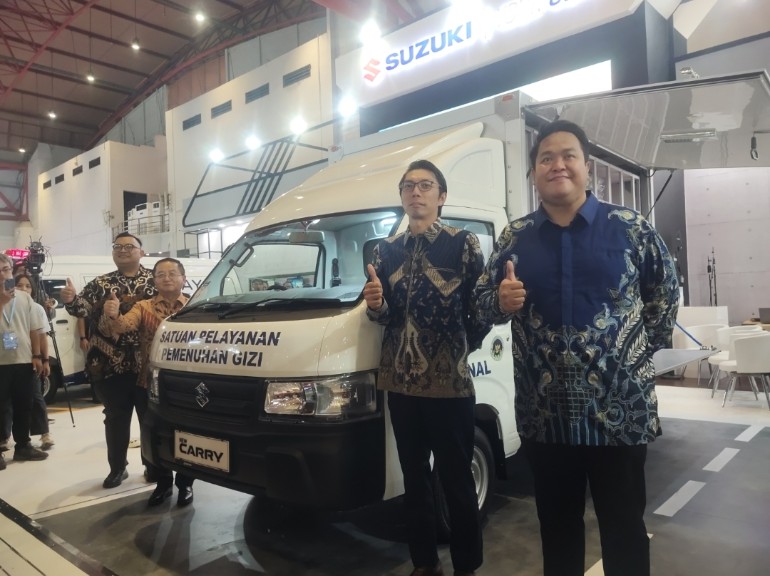 Petinggi Suzuki Indonesia berpose dengan salah satu kendaraan niaga andalannya