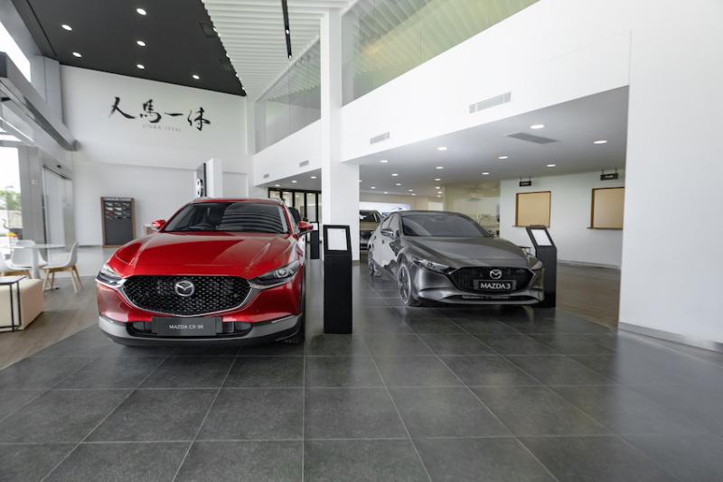 Display mobil Mazda di area Showroom Mazda PIK 2