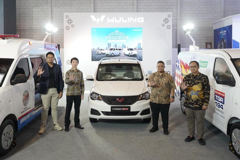 Petinggi Wuling berpose dengan kendaraan niaganya yang didisplay di pameran GIICOMVEC 2026