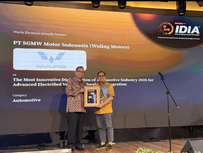 Brand Communication Senior Manager Wuling Motors, Brian Gomgom semringah menerima penghargaan dari Warta Ekonomi di Jakarta