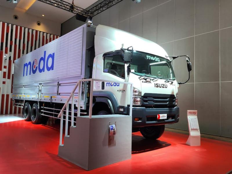 Tampilan truk Isuzu GIGA FVM yang menjadi andalan bisnis logistik
