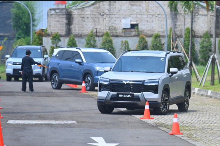 Unit Wuling Eksion beraksi dalam sesi first impresion media di Jakarta Selatan 