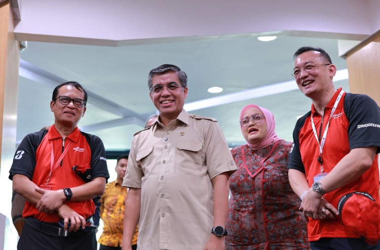 Presiden Direktur Bridgstone indonesia, Mukiat Sutikno mendampingi Menteri Tenaga Kerja saat hadir di Pabrik Bridgestone di Karawang 