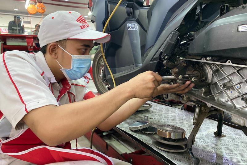 Mekanik Honda menggunakan tools yang inovatif untuk maksimalkan waktu pengerjaan unit motor
