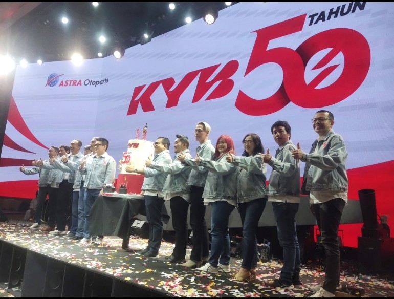 Para petinggi Astra Otoparts dan KYB Indonesia semringah merayakan kiprah 5 dekade KYB di Indonesia