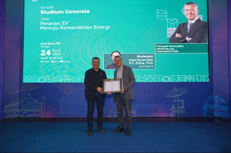 CEO BYD Haka Auto Indonesia, Hariyadi Kaimuddin menerima piagam di Kampus ITB setelah berbagi perspektif terkait kendaraan listrik 