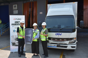 Perkuat Ekosistem Kendaraan Listrik, Mitsubishi Fuso Serahkan Unit eCanter ke Takari Kokoh Sejahtera