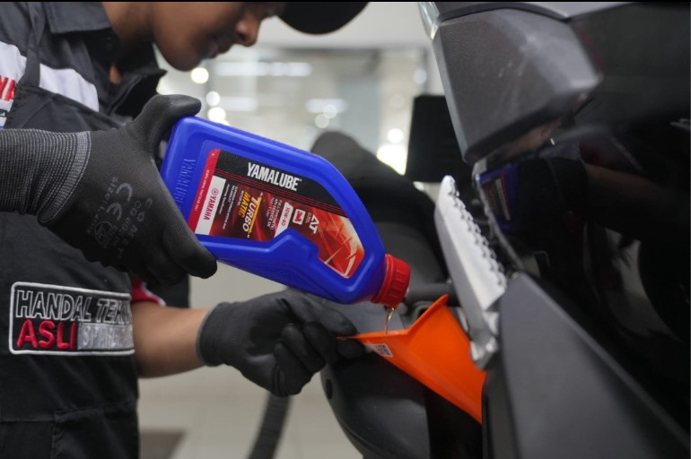 Mekanik Yamaha sementara melakukan perawatan motor konsumen di bengkel resmi Yamaha 