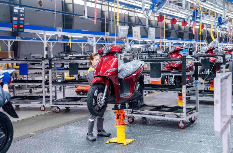 Produksi e-scooter VinFast di sebuah fasilitas produksi motor listrik VinFast
