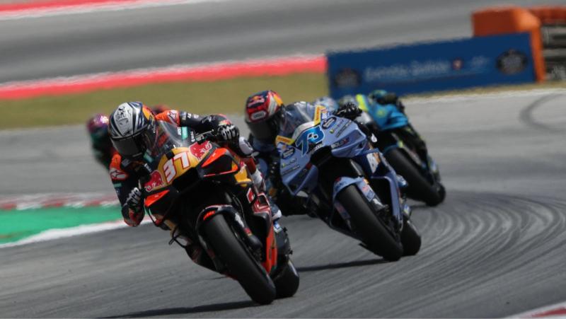 Pedro Acosta versus Alex Marquez sebelum kecelakaan. (Foto: redbull)