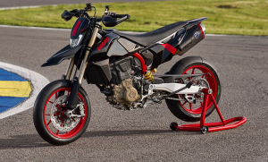 BUKAN UNTUK PEMULA: Ducati Hypermotard 698 Mono Nera 2026, Monster Siluman Berjantung Superbike!