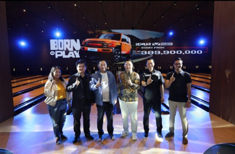 Para petinggi Chery Group dan iCAR semringah usai mengumumkan harga resmi iCAR V23 di PIK 2