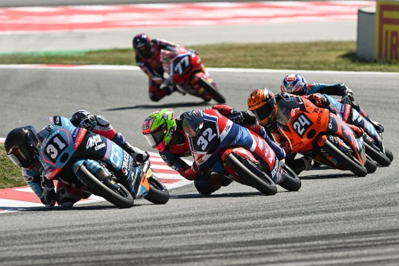 Pembalap Honda Kiandra Ramadhipa bertarung di lintasan balap Barcelona