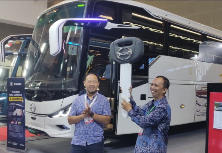 Penyerahan bus Hino ke DAMRI untuk maksimalkan layanan transportasi hingga luar negeri