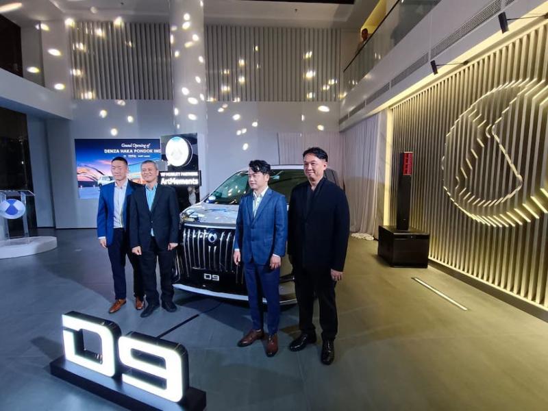 Direktur PT BYD Motor Indonesia Eagle Zhao di dampingi Chief Executive Officer Haka Auto, Hariyadi Kaimuddin dalam peresmian dealer baru Denza Haka Auto Pondok Indah