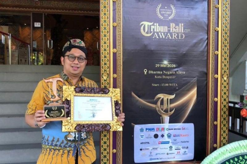 Brand Communication Senior Manager Wuling Motors, Brian Gomgom berpose dengan apresiasi dari Tribun Bali