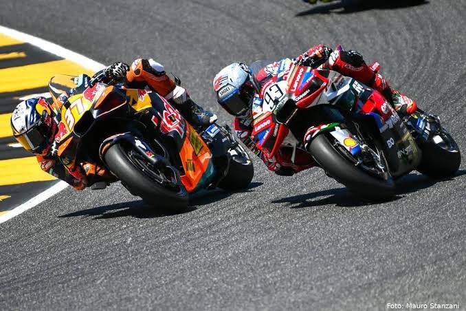 Pedro Acosta versus Marc Marquez , sama-sama agresif dan tipikal.pantang menyerah. (Foto: ist)
