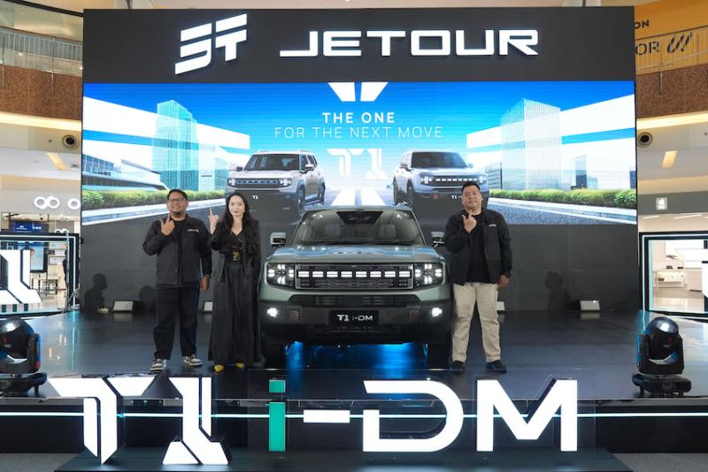 Petinggi Jetour Indonesia semringah berpose dengan Jetour T1 yang baru diluncurkan