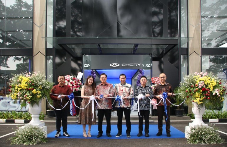 Para petinggi Chery Indonesia memotong pita dalam seremonial pembukaan dealer barunya di Bandung