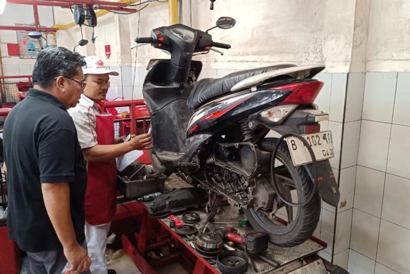 Kostumer Honda melakukan servis di Bengkel AHASS untuk kenyamanan bermotor