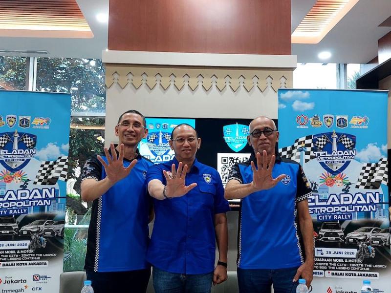 Pembina Teladan Metropolitan City Rally (TMCR) 2026, Adi Yunadi Endjun dan Ketua Pelaksana TMCR 2026, Doni Umardanus, mengapit Ketua IMI DKI Jakarta, Anondo Eko saat kompens pers di Balai Kota Jakarta