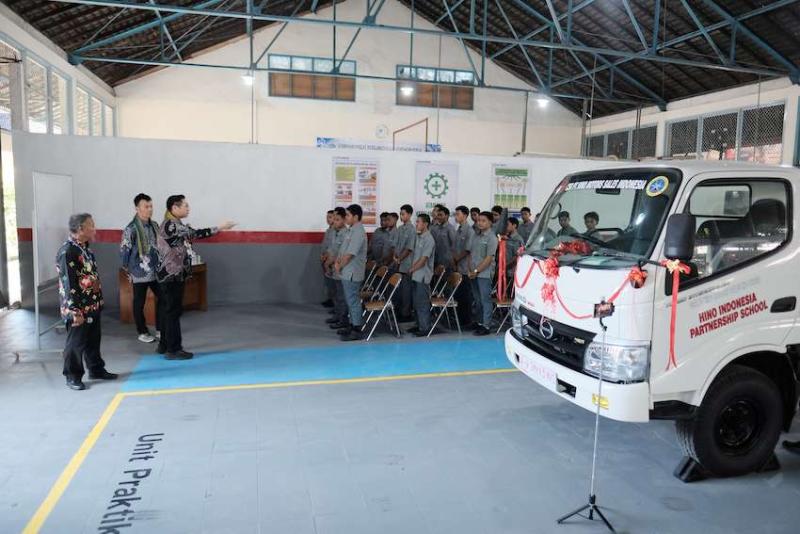 Para siswa semringah menerima unit truk Hino 300 untuk mendukung praktiknya