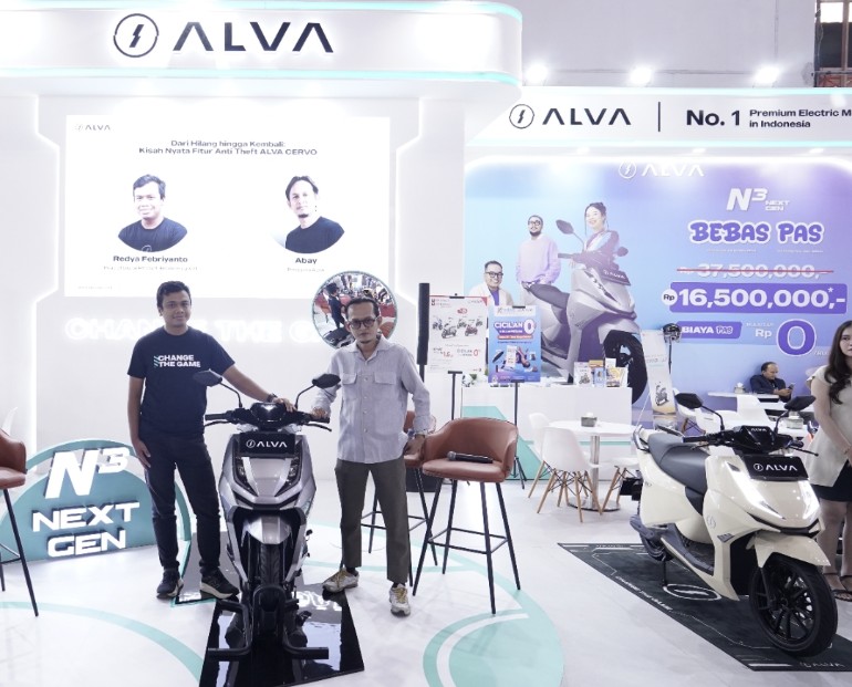Petinggi Alva bersanding dengan unit Alva yang menjadi incaran konsumen 