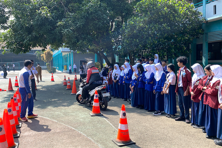 Para pelajar serius memperhatikan cara berkendara aman yang dipraktikan instruktur dari Wahana Honda