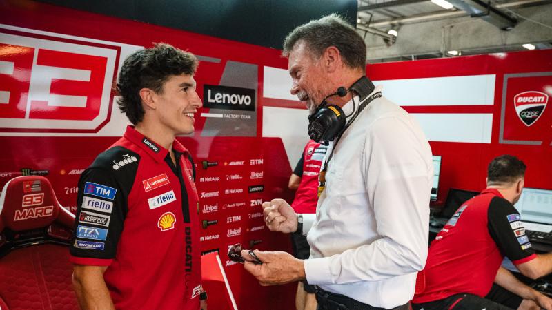 Marc Marquez (Ducati) bersama Giorgio Barbier (Foto: Pirelli)