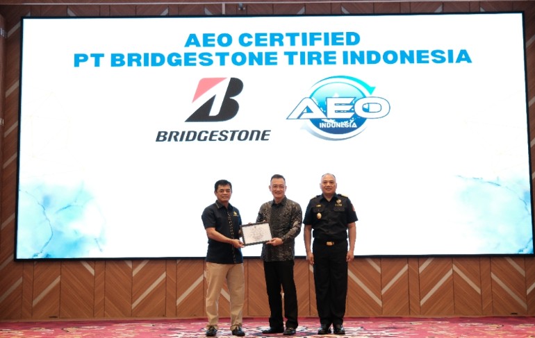 Presiden Direktur Bridgestone Indonesia, Mukiat Sutikno semringah menerima penghargaan dari Bea Cukai Republik Indonesia 