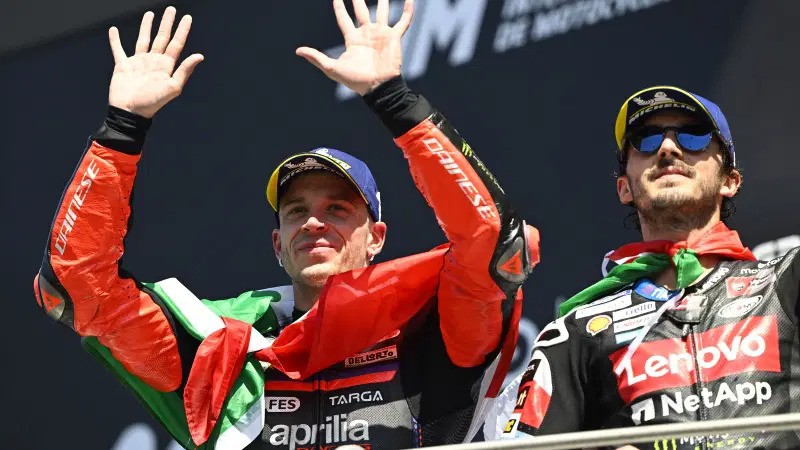 Francesco Bagnaia dan Marco Bezzecchi di podium GP Italia 2026. (Foto: GnG-crash) 