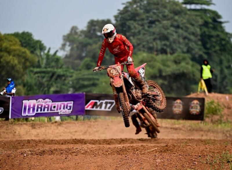 Aksi Ivan Valrossi saat melibas trek balap Kejurnas Motocross 2026 di Bekasi