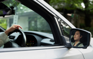 Sering Buka Kaca Pas Mobil Lagi Ngebut? Hati-hati, Ini Bahaya Tersembunyi yang Mengintai!