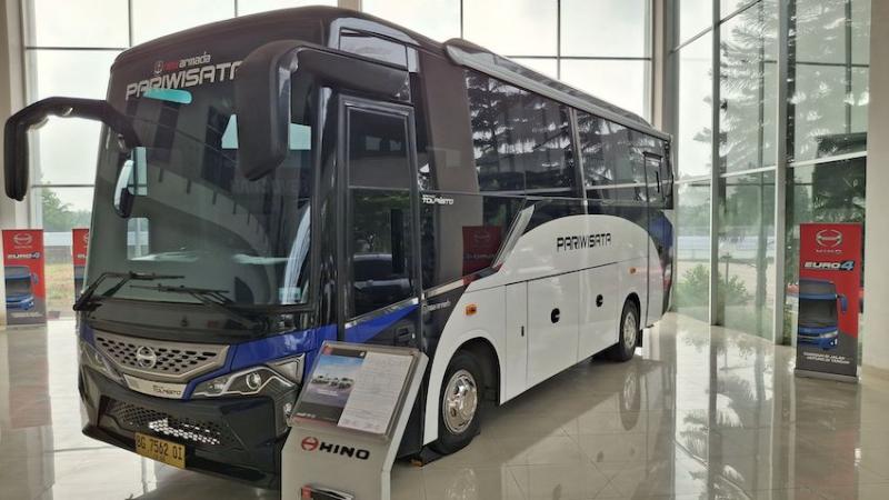 Bus Hino GB 150 AT Euro4 yang tangguh dan efisien