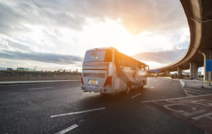 Di Balik Raungan Mesin: Mengapa Bus AKAP Jarang Mematikan Mesin saat di Rest Area?