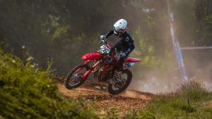 Menahan Sakit Luar Biasa! Diva Ismayana Taklukkan Kejurnas Motocross 2026 Pasuruan