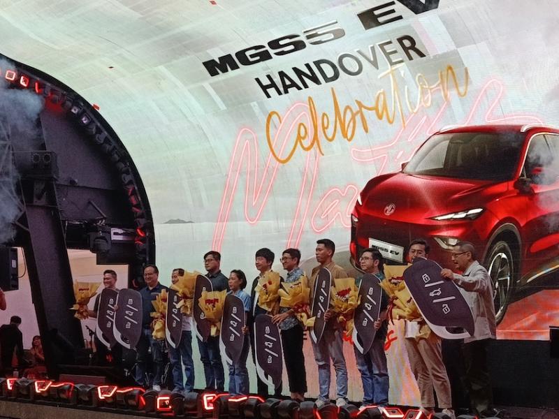 Para pemilik MGS5 EV resmi menerima mobil kesayangannya dari Bos MG Motor Indoensia, Jimmy Zhang 