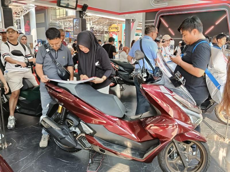 Peminat Honda PCX 160 saat berinteraksi dengan pramuniaga diler Wahana Honda
