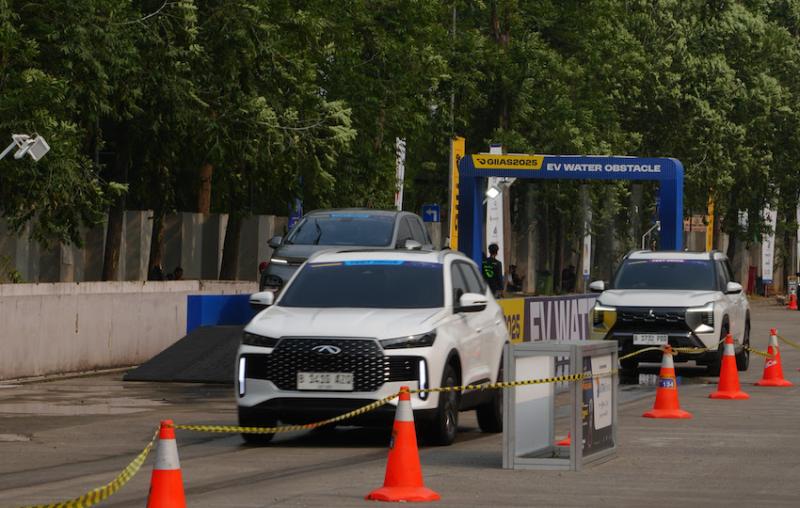 Pengunjung melakukan test drive ragam mobil incuran di area test drive GIIAS