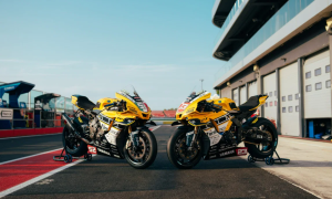 Satu Kata: Iconic! Yamaha DMR Racing Pamer R1 Livery Legendaris Kenny Roberts di Balapan Malam Misano