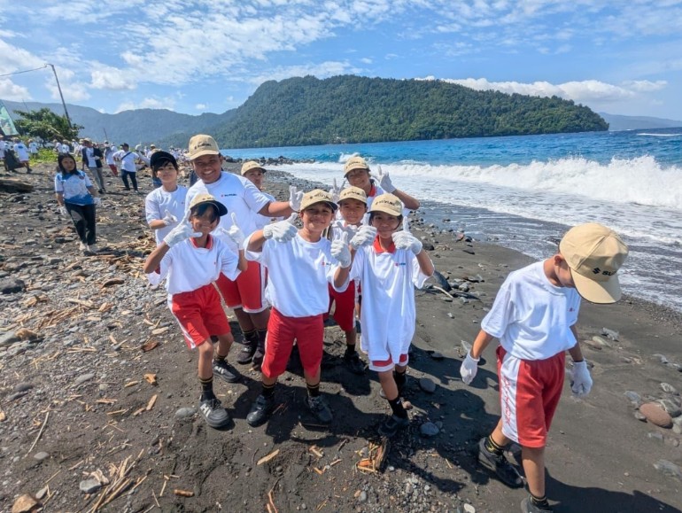 Pelajar di Sulawesi bersemangat melakukan pembersihan di pesisir pantai 