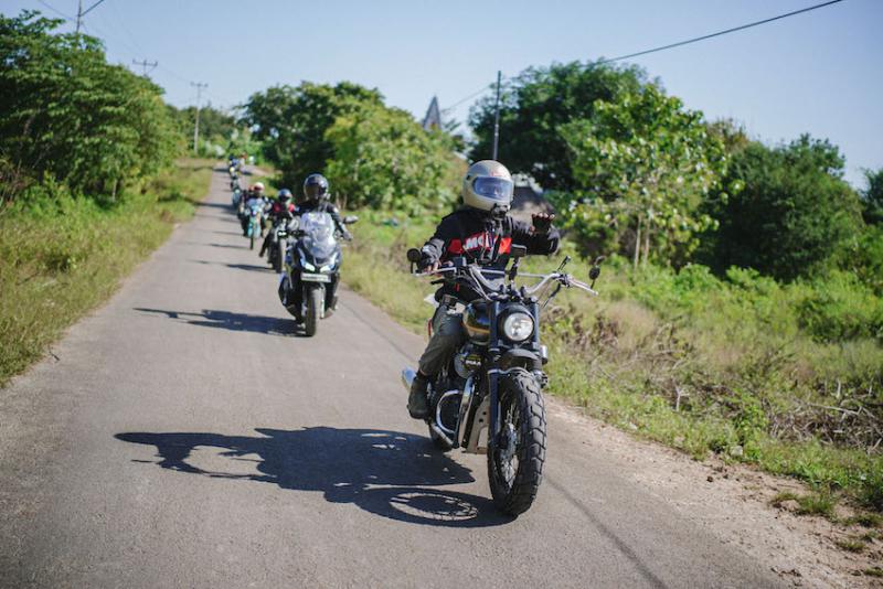 Para member komunitas melakukan touring bareng Motul