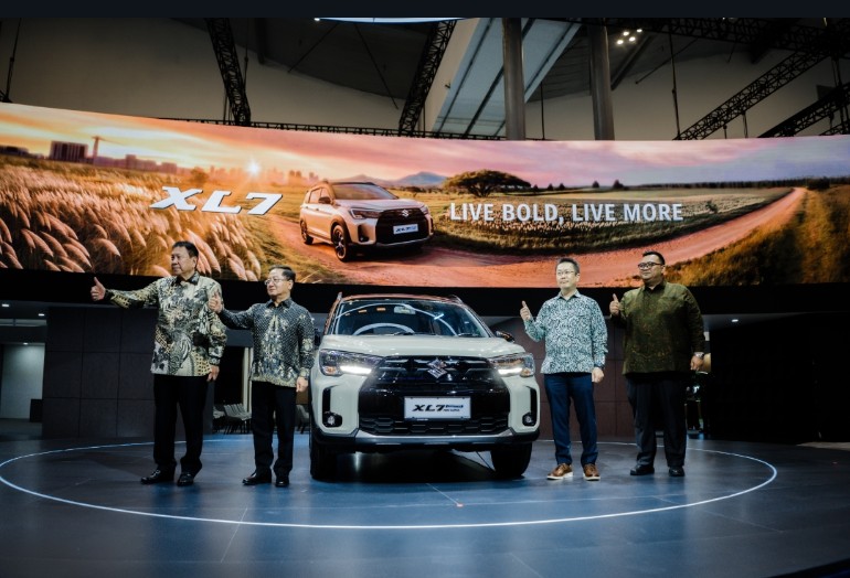 Petinggi Suzuki Indonesia berpose bersama New XL7 yang menjadi andalannya di GIIAS 2026