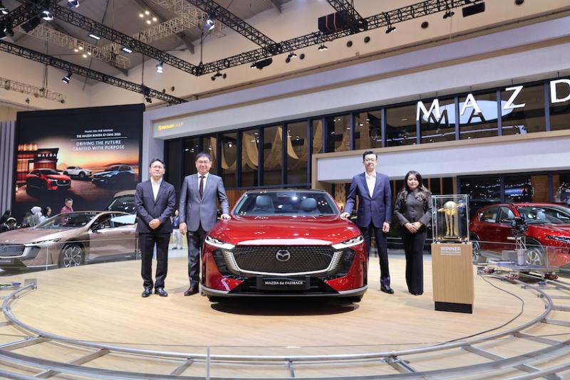 Petinggi Mazda semringah berpose dengan mobil listrik terbarunya The All-New Mazda 6e Fastback di GIIAS 2026