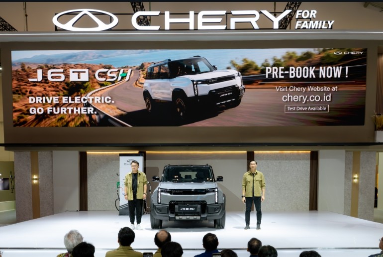 Tampilan keren Chery J6T CSH diapit petinggi Chery Indonesia 